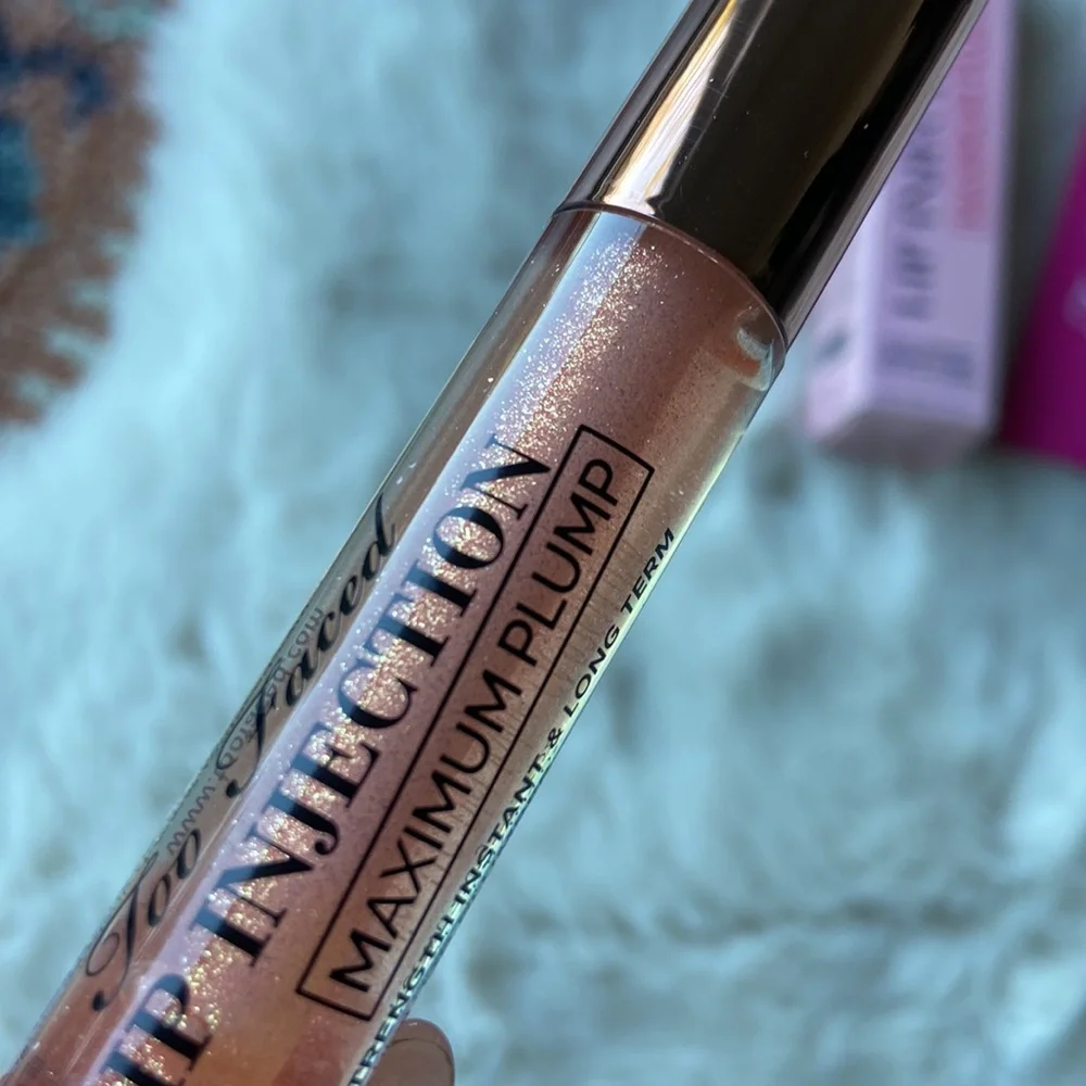 Too Faced Lip Injection Maximum Plump Lip gloss  Cotton candy kisses peachy pink